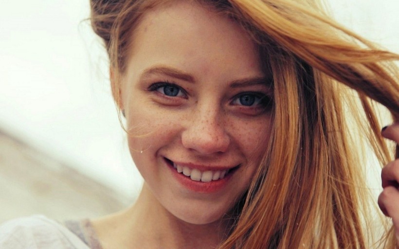 women-redhead-face-blue-eyes-freckles-smiling-1280x800